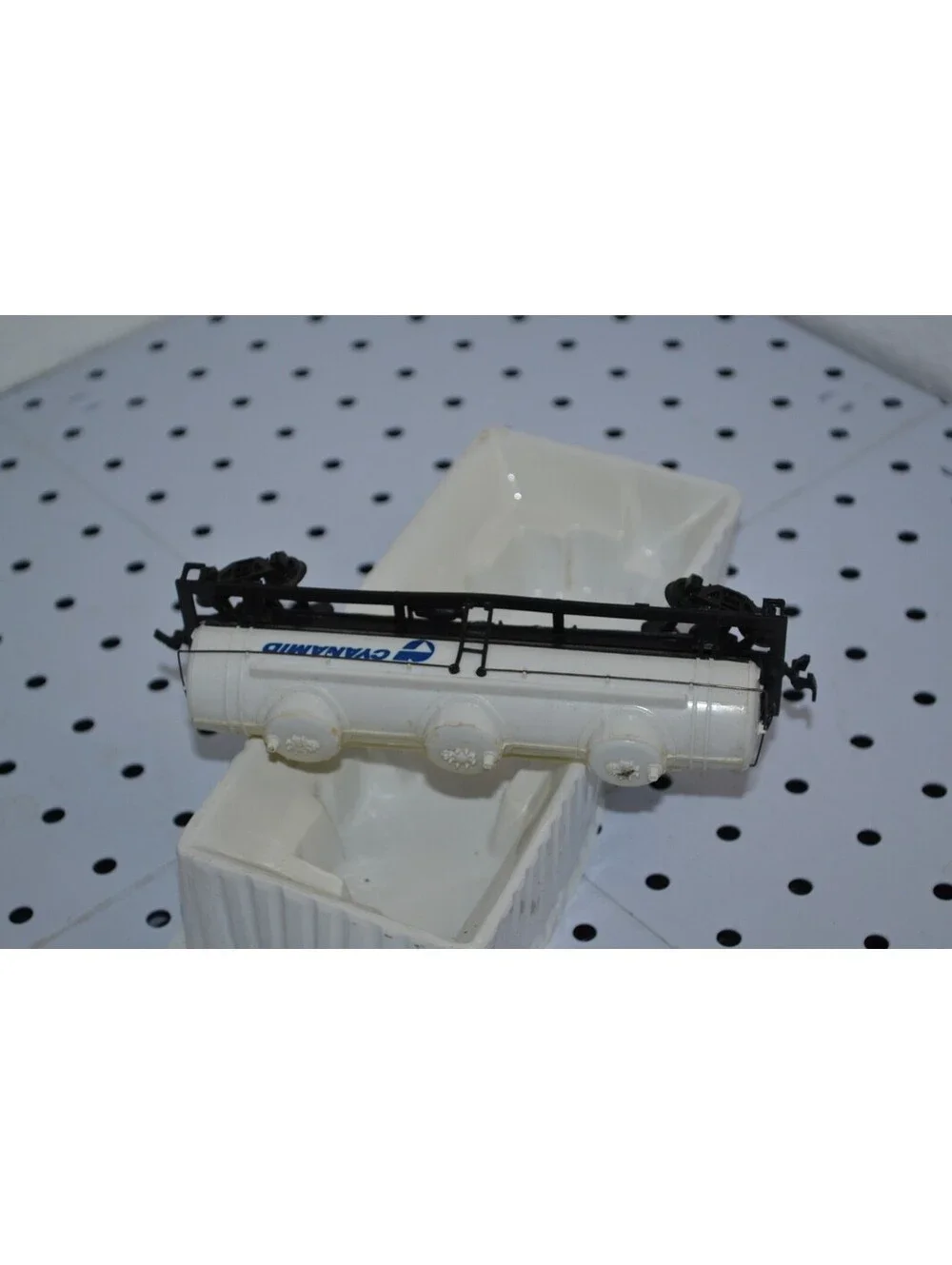BACHMANN 76036 HO 42'  3 Dome Tank Car CYANAMID AS IS